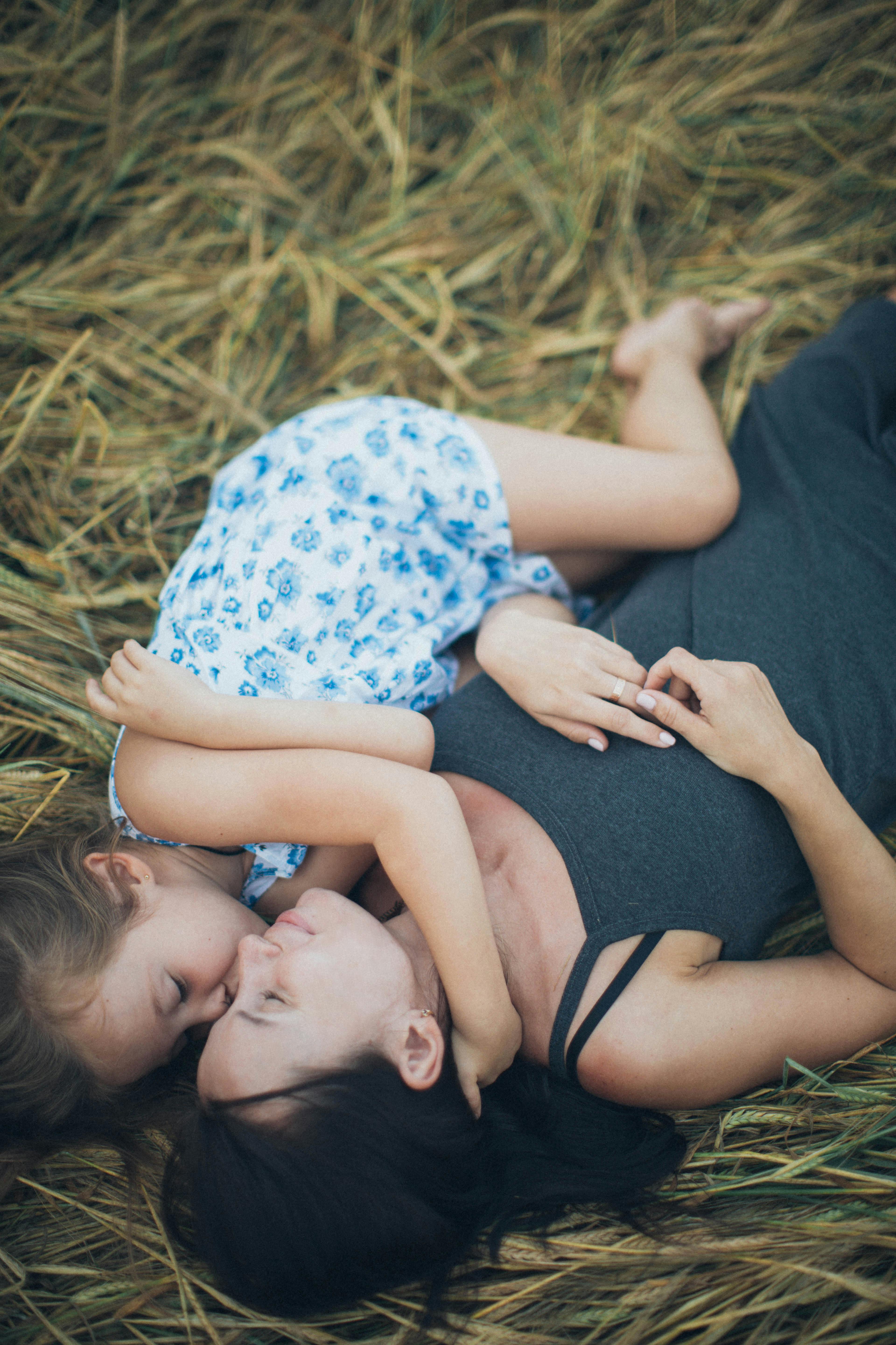 Mother and daughter lying on the lawn | Photo: Pexels