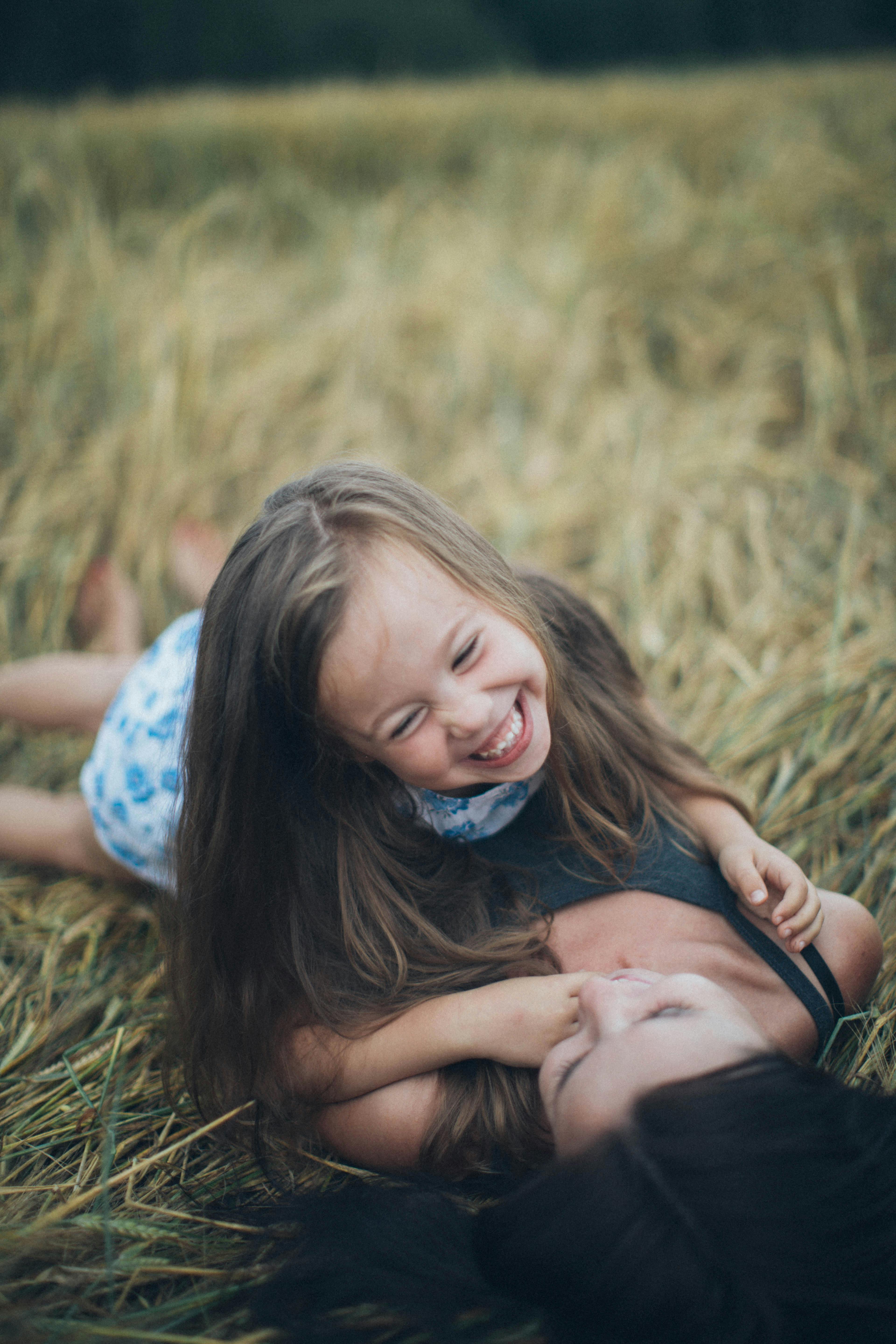 Mother and daughter lying on the lawn | Photo: Pexels