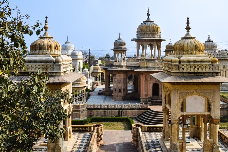 Explore the stunning architecture of Gaitore Ki Chhatriyan, a historic landmark in Jaipur, India.