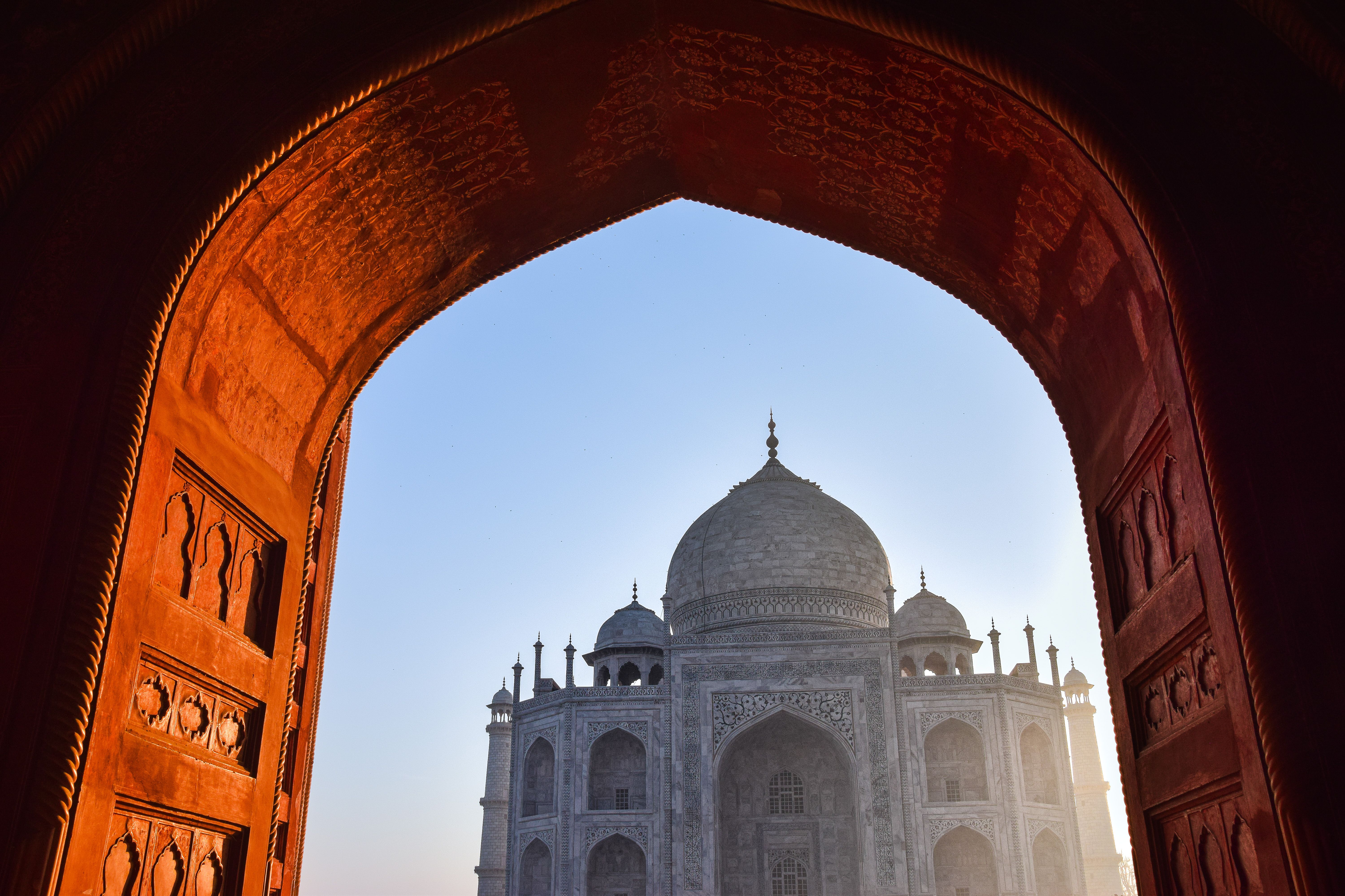 O Taj Mahal visto através de um arco