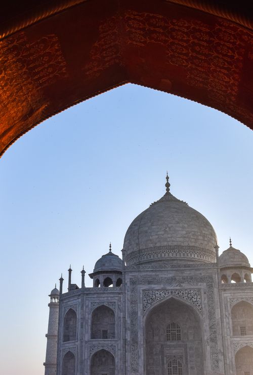 O Taj Mahal visto através de um arco