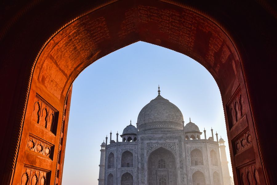 O Taj Mahal visto através de um arco de arenito