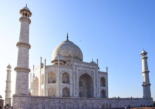 Free Iconic Taj Mahal photographed on a clear day showcasing its majestic Mughal architecture. Stock Photo