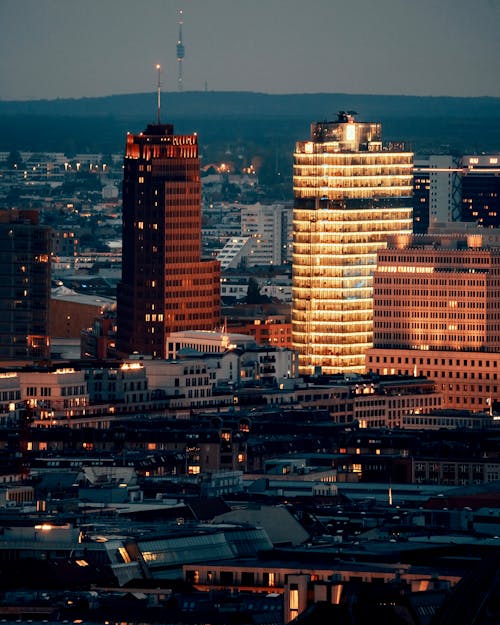 Kostenloses Stock Foto zu beleuchtet, blue hour, cityscape