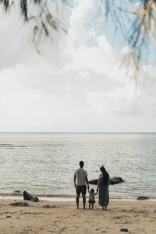 無料 海岸に立っている女性と男性 写真素材