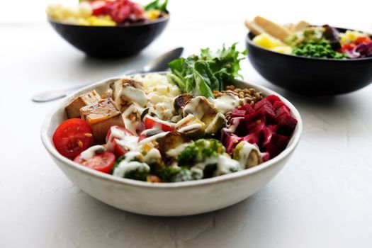 Bol de légumes rôtis et riz brun