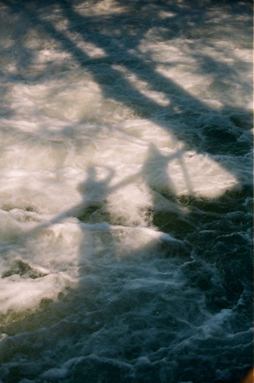Free Artistic play of shadows over a rushing river in Manavgat, Antalya, Türkiye. Stock Photo