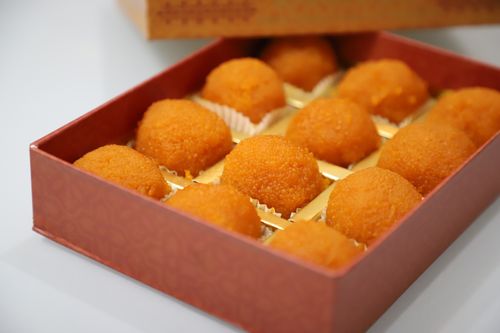 Free A box of delicious traditional Indian laddoo sweets, perfect for festive celebrations. Stock Photo