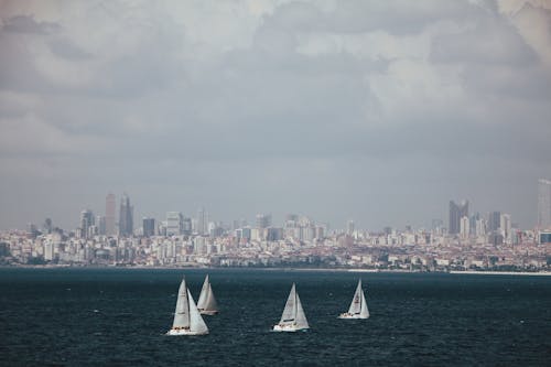 açık deniz, boat, büyük şehir içeren Ücretsiz stok fotoğraf