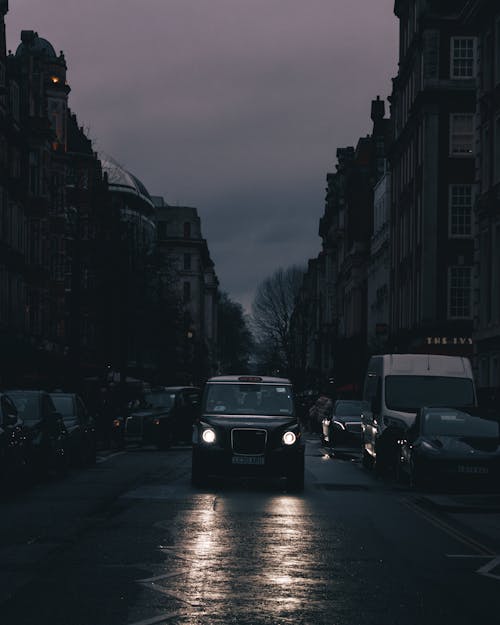 akşam karanlığı, araba, dikey atış içeren Ücretsiz stok fotoğraf