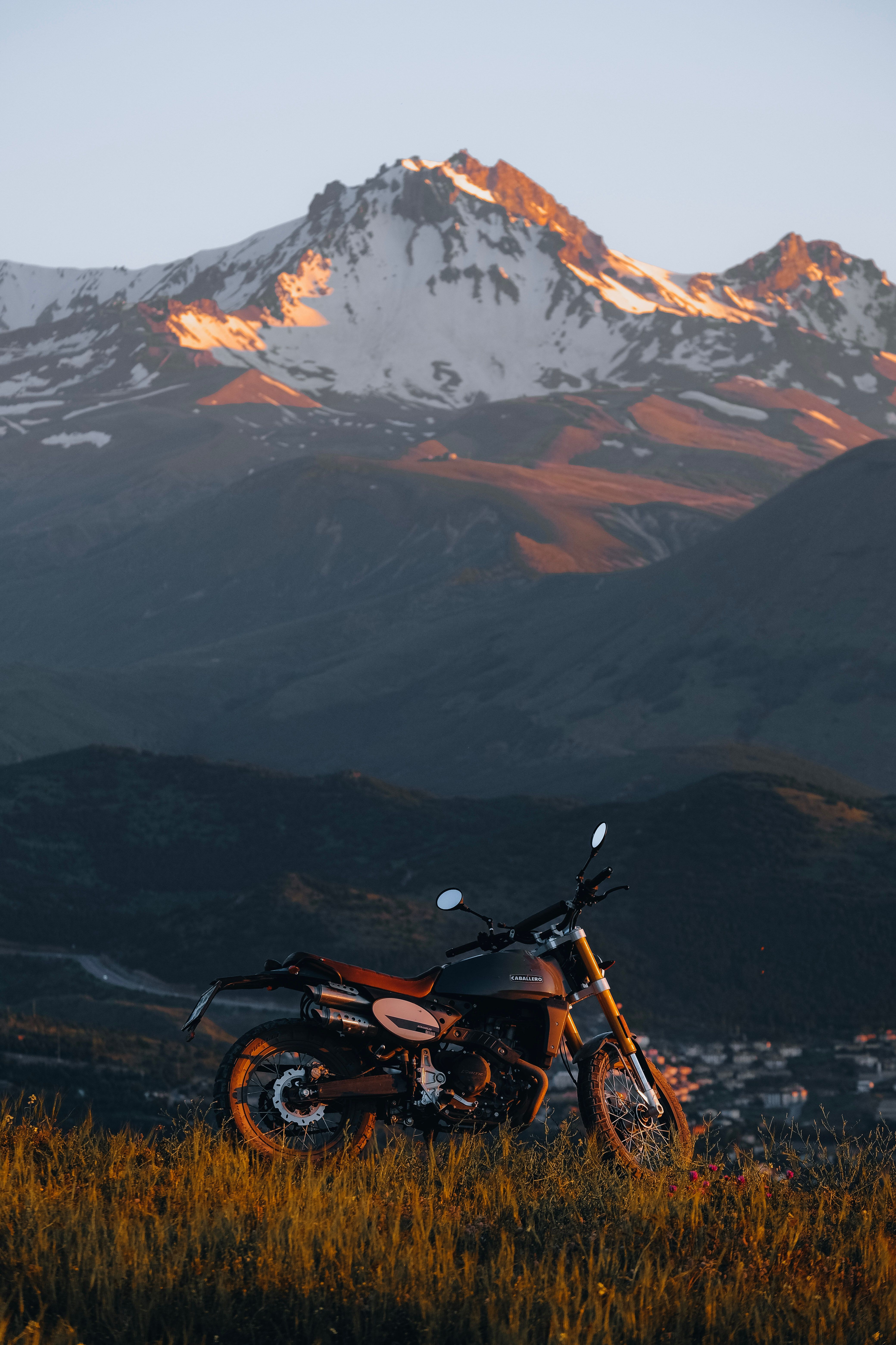 équipement de camping moto avec tente dans un paysage alpin