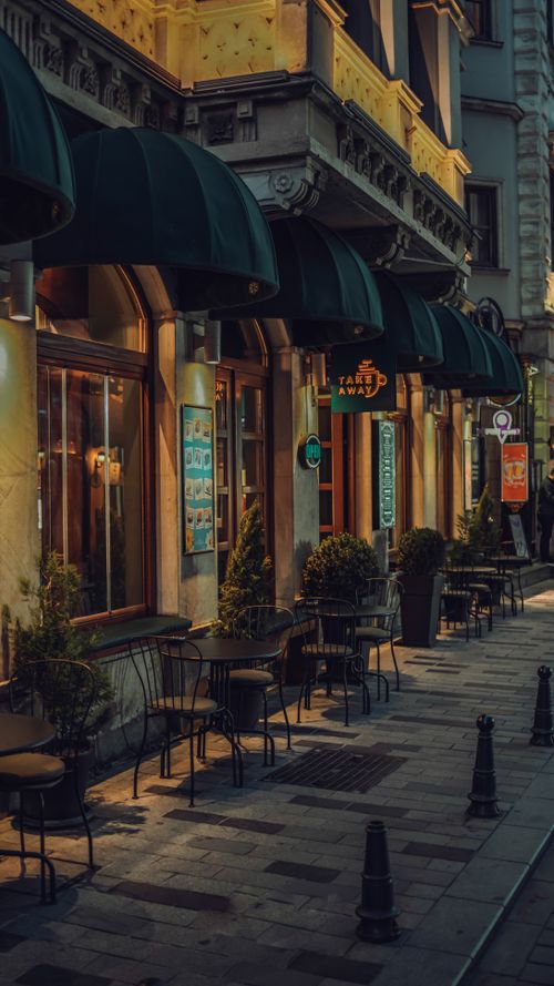 Free A cozy evening street view of an empty café in İstanbul, Türkiye, highlighting urban charm. Stock Photo