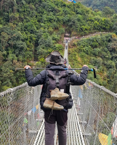 Foto stok gratis backpacker, jembatan kaki, jembatan penyeberangan