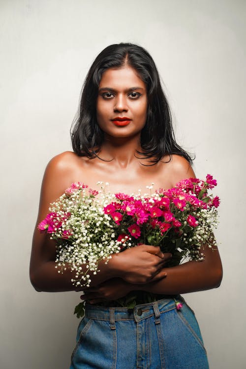 Kostnadsfri bild av blommor, braless, brunett