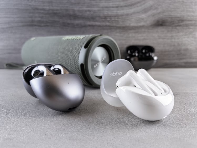 Wireless Earphones And Speaker