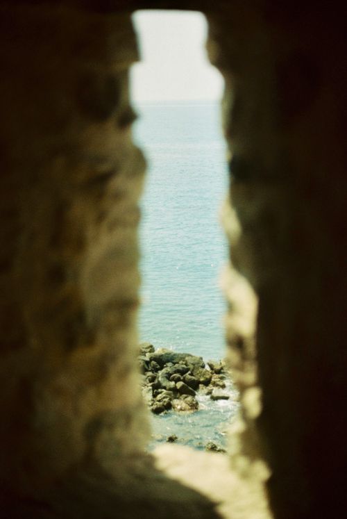 Free A serene view of the sea framed by a historic stone wall in Mersin, Türkiye. Stock Photo