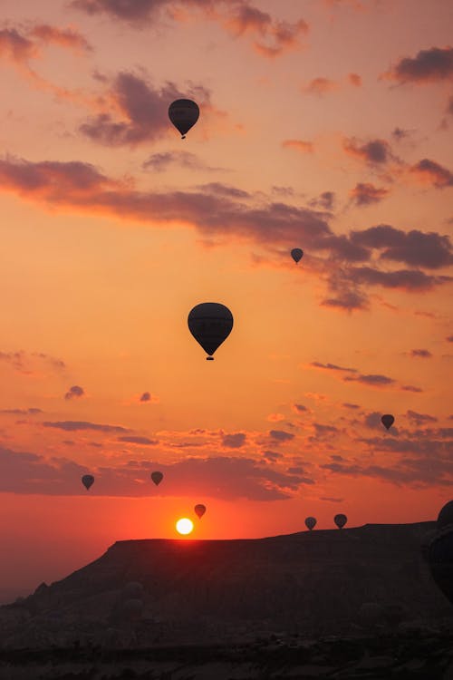 Foto profissional grátis de aventura, balões de ar quente, céu amarelo