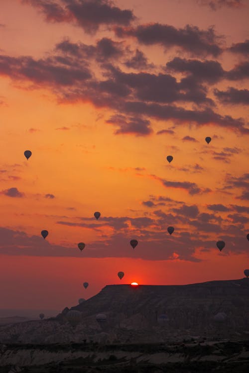 Gratis stockfoto met gele lucht, hete lucht ballonnen, heuvel