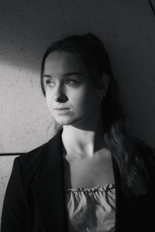 Free Elegant black and white portrait of a woman against a Berlin wall. Stock Photo