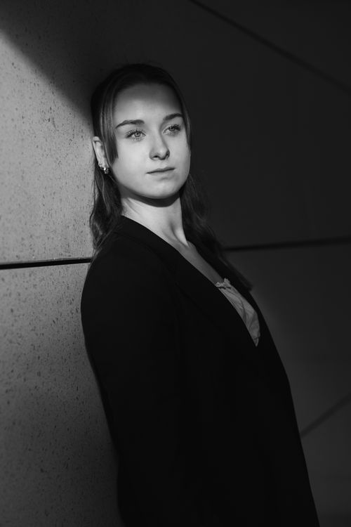 Free Stylish woman posing against a wall in Berlin, captured in elegant black and white contrast. Stock Photo