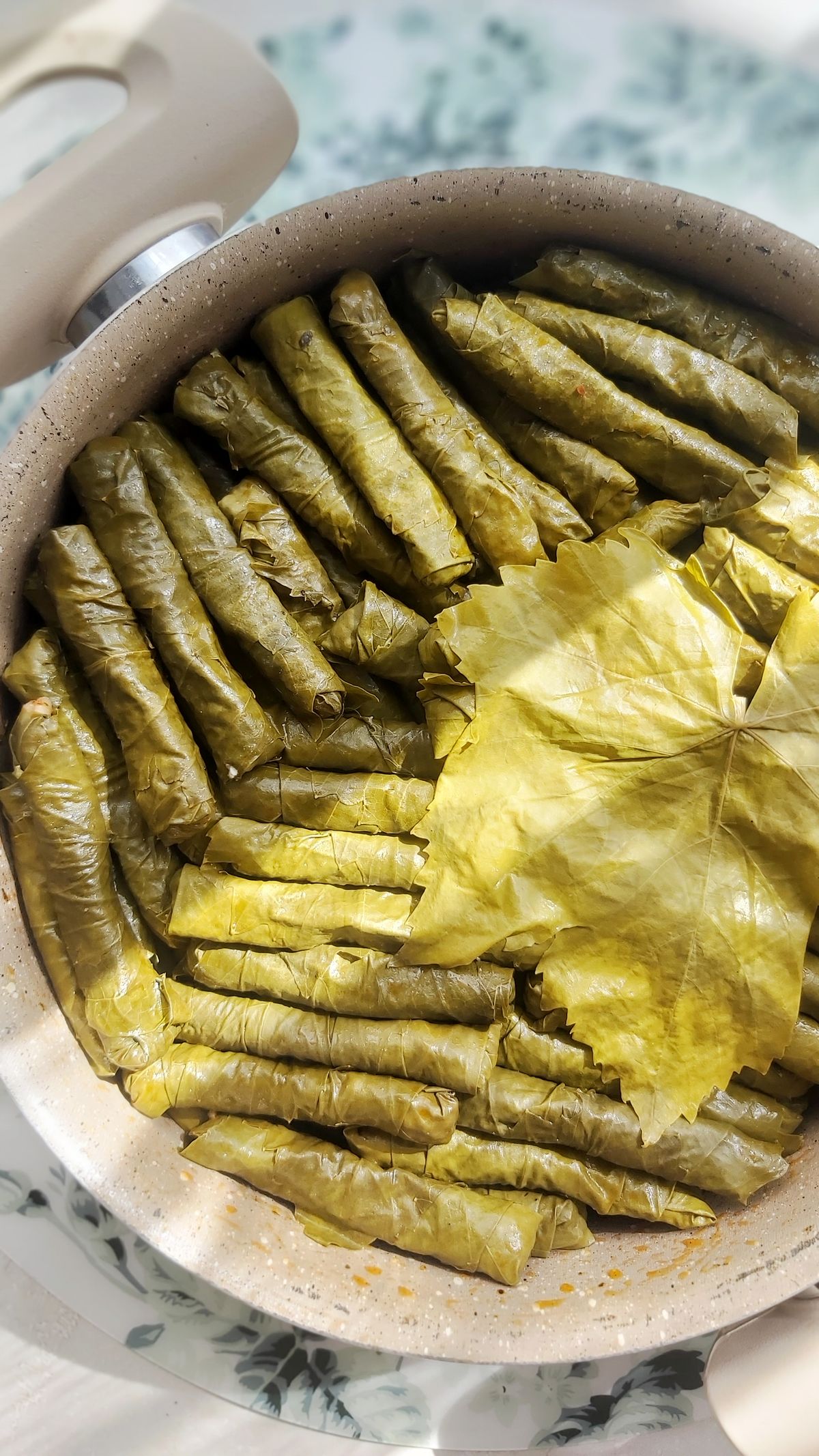 Bayburt lor dolması evelik yaprağıyla sarılmış