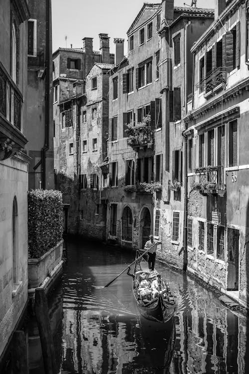 Foto d'estoc gratuïta de blanc i negre, canal, edificis