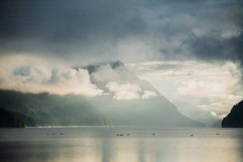 Free Dramatic Waterscape before Rain Stock Photo