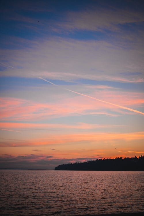변덕스러운 하늘, 수직 쐈어, 일몰의 무료 스톡 사진