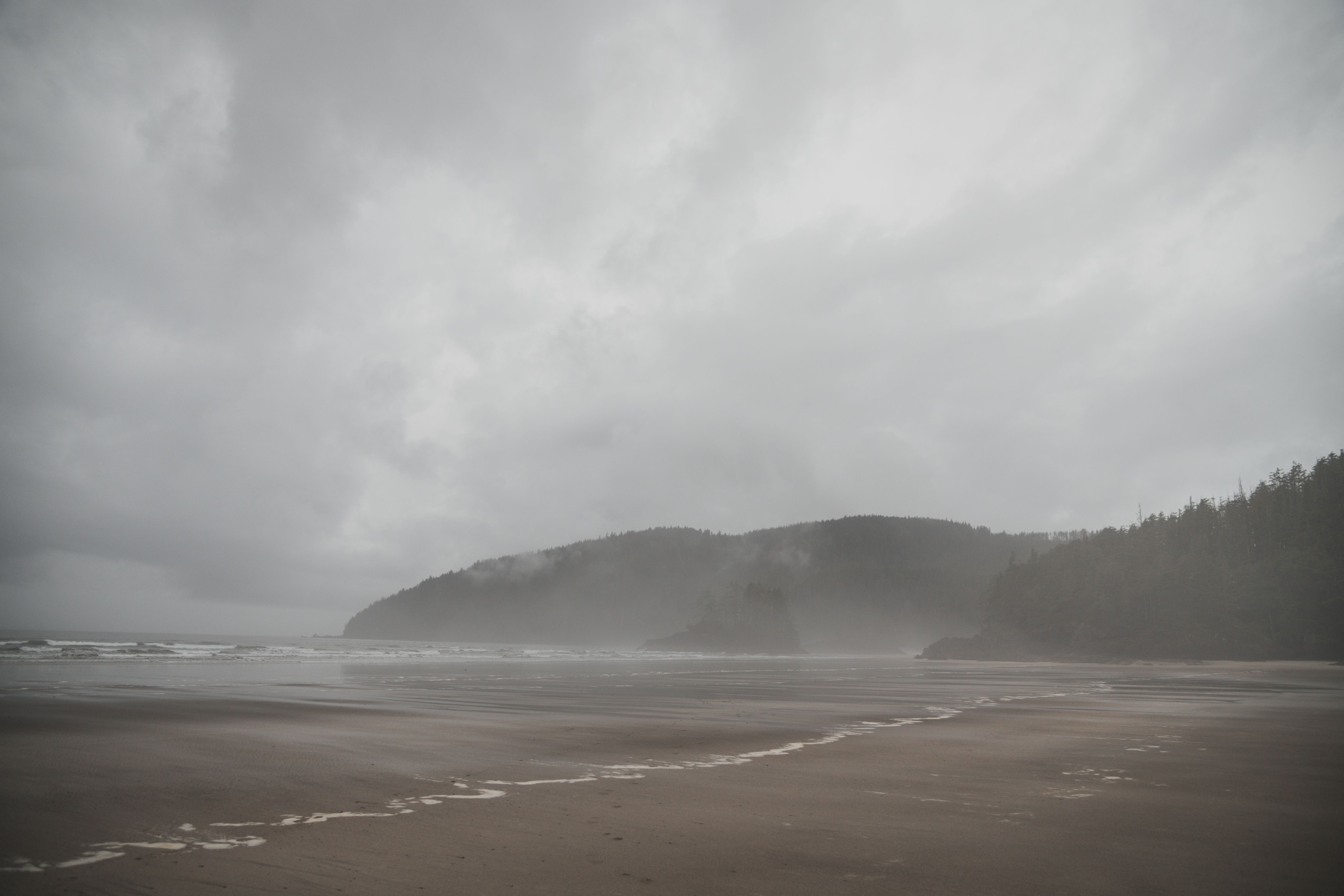Costa vacía bajo un cielo nublado