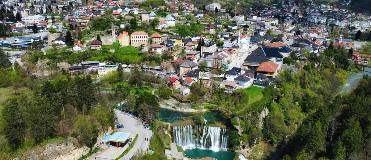 Jajce y su cascada desde el aire