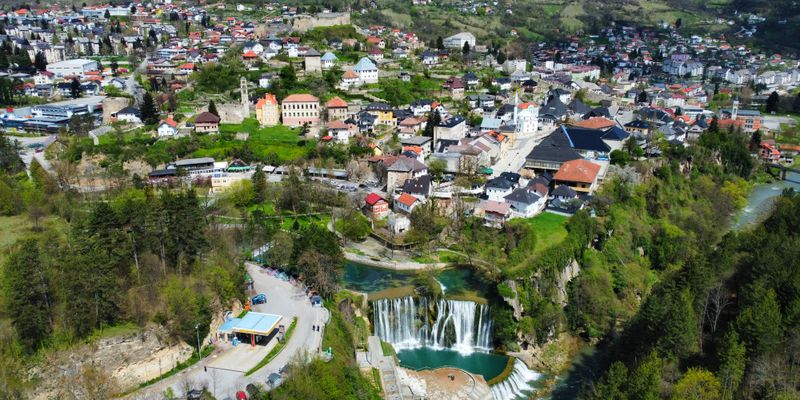 Jajce y su cascada desde el aire