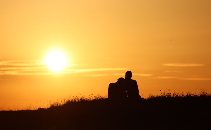 Online dating: starting a conversation on a niche platform