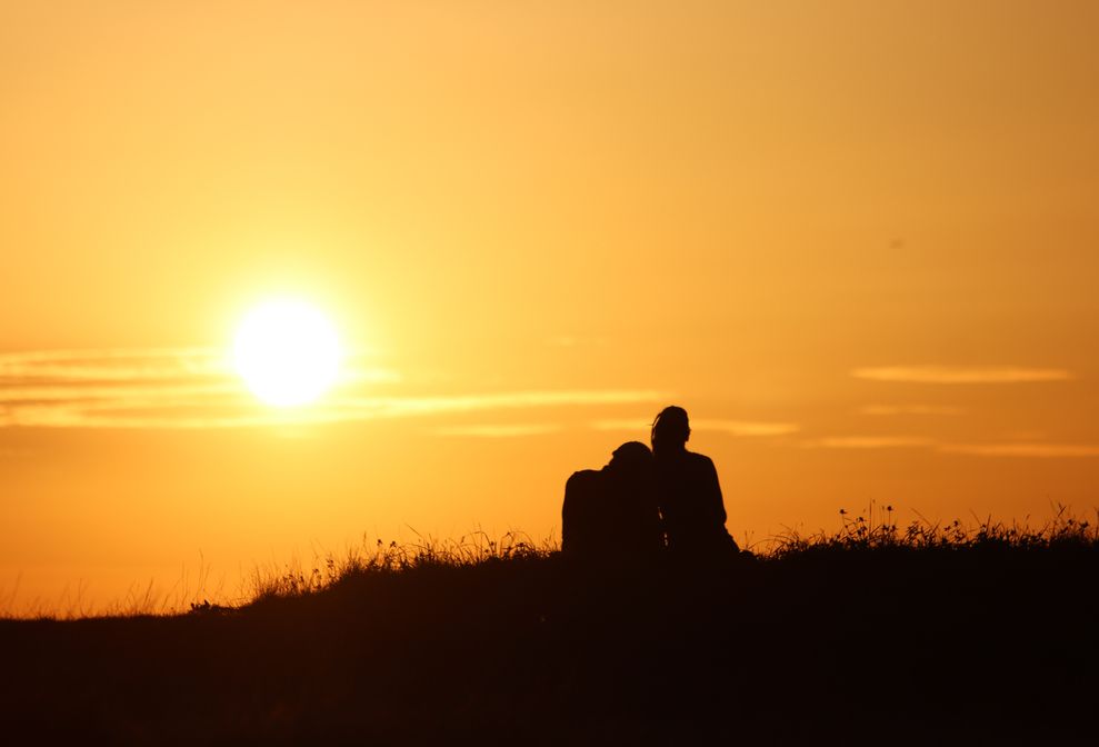 Online dating: starting a conversation on a niche platform