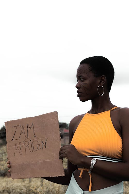 Základová fotografie zdarma na téma afričanka, držení, krátké vlasy