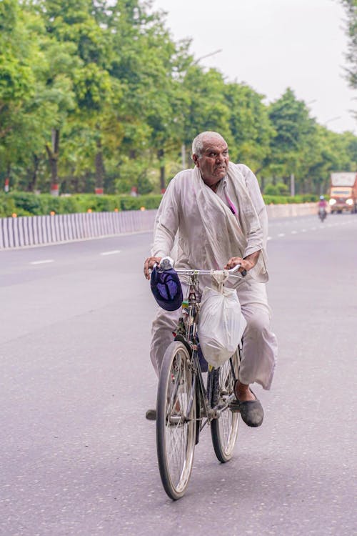 Foto profissional grátis de andar a cavalo, andar de bicicleta, bicicleta