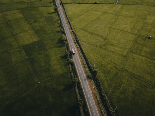 Fotos de stock gratuitas de asfalto, autopista, campos