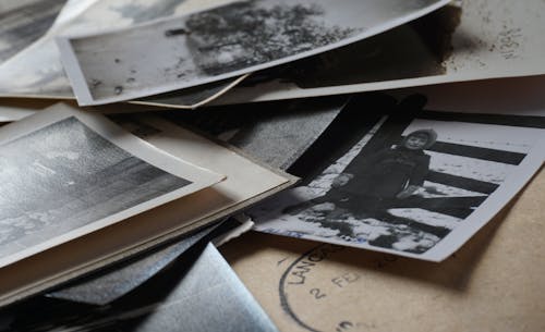 фотографии Polaroid на деревянной поверхности