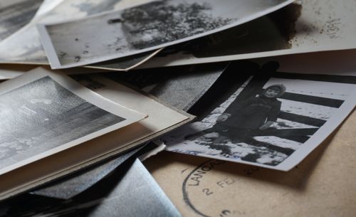 Free A close-up view of a pile of vintage black and white photos, evoking nostalgia. Stock Photo