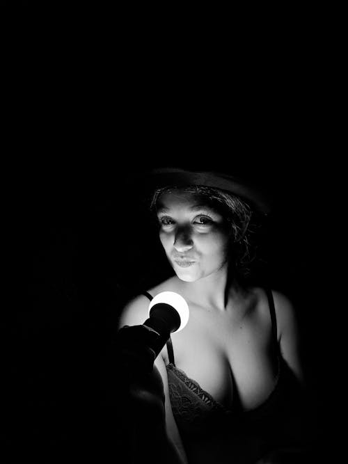 Безкоштовне стокове фото на тему «публічне повідомлення, сексуальна жінка, штучне світло»