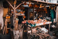 迷人的乡村水果摊在户外摆满了新鲜农产品