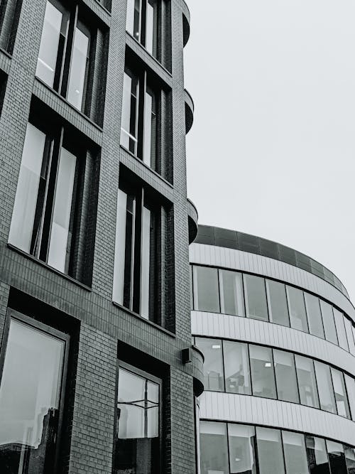 Gratis stockfoto met eigentijds, grayscale, hedendaagse architectuur