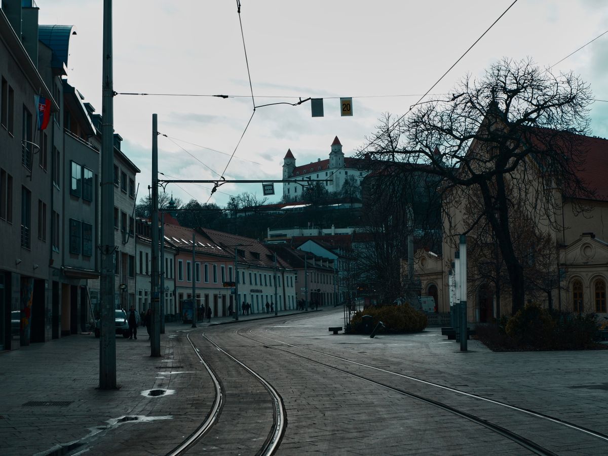 Șine de tramvai pe o stradă dintr-un oraș