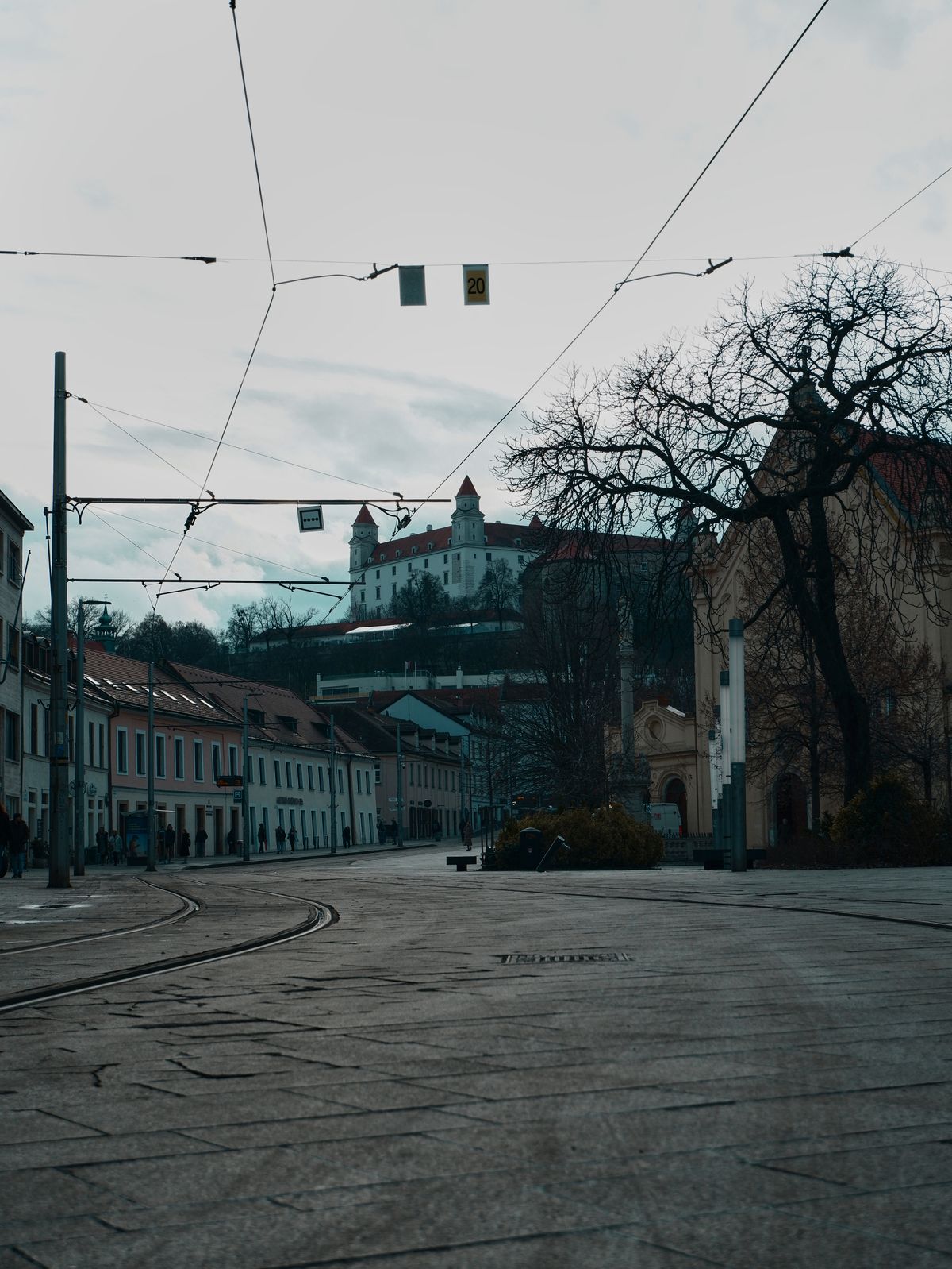 Unde te cazezi în Bratislava - șine de tramvai și Castelul în depărtare