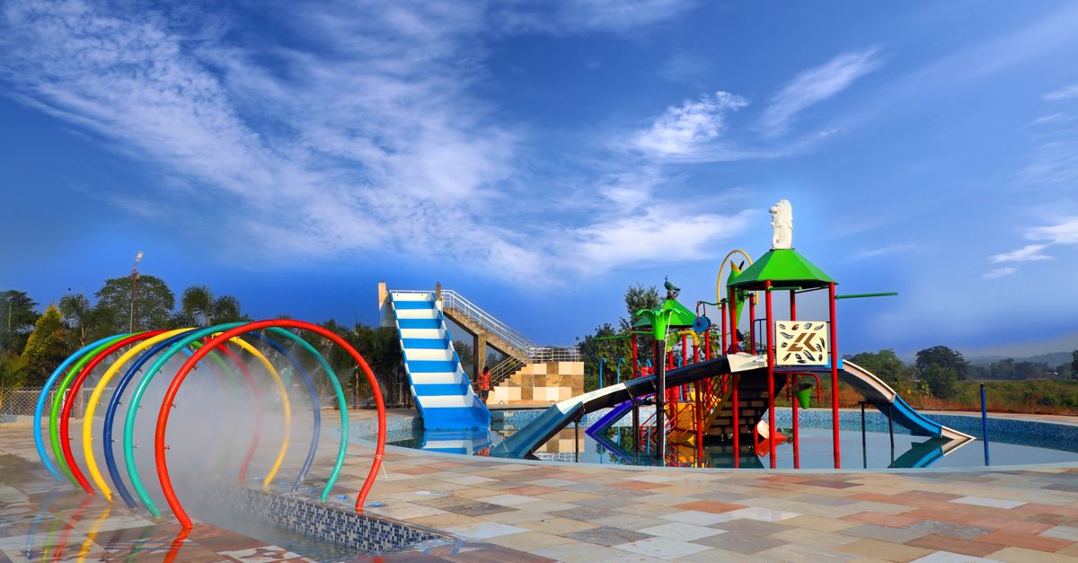 Vibrant water playground with slides and mist tunnels in Jabalpur, India.