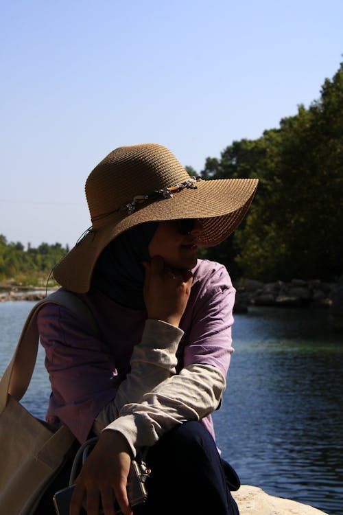 Ilmainen kuvapankkikuva tunnisteilla hattu, istuminen, järven ranta