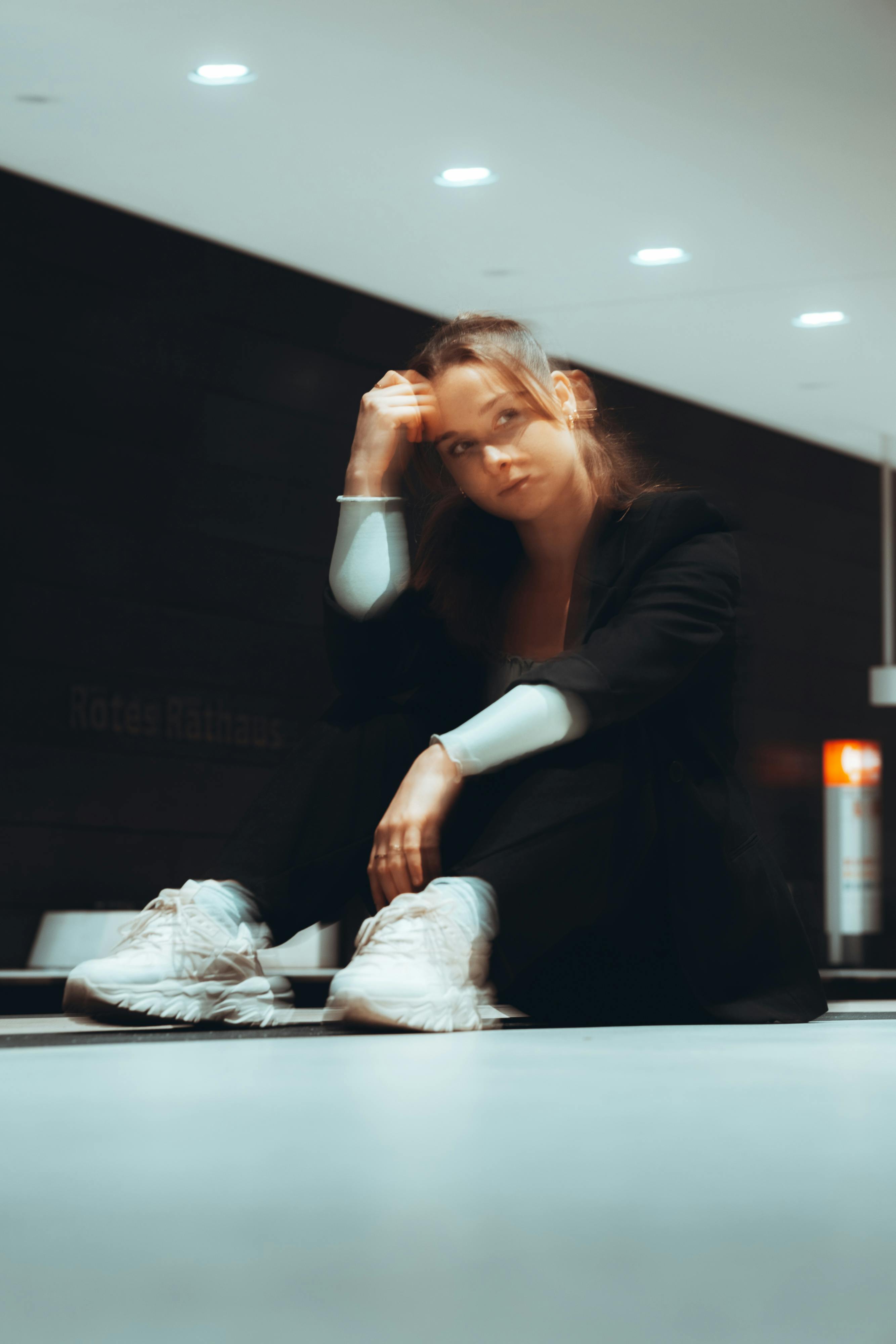 ingyenes Homályos Fotó ülő Nőről Stockfotó