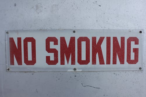 Kostenloses Stock Foto zu nahansicht, plakette, rauchen verboten