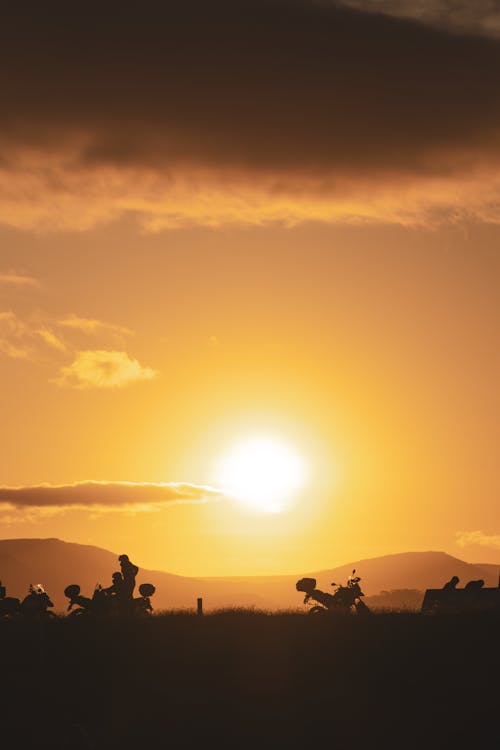 Gratis lagerfoto af aftensol, bjerge, cykler