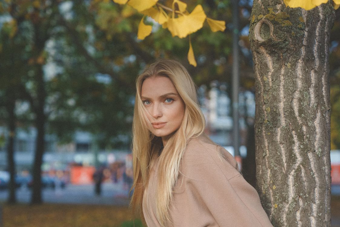 Gratis Ritratto Di Donna Bionda Che Indossa Cappotto Nel Parco Foto a disposizione