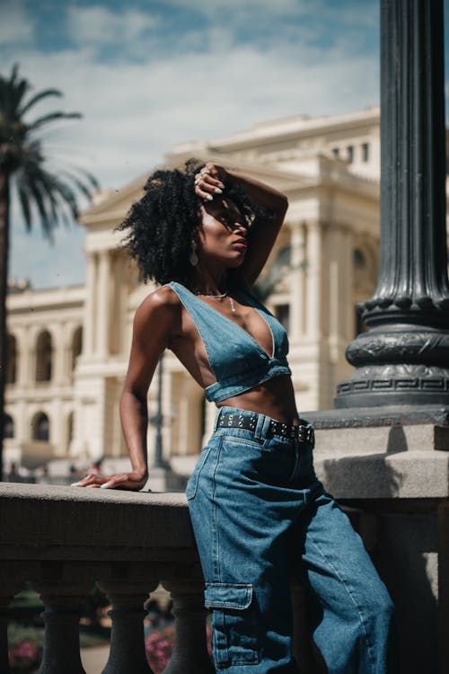 Ilmainen kuvapankkikuva tunnisteilla afro, brunette, denim